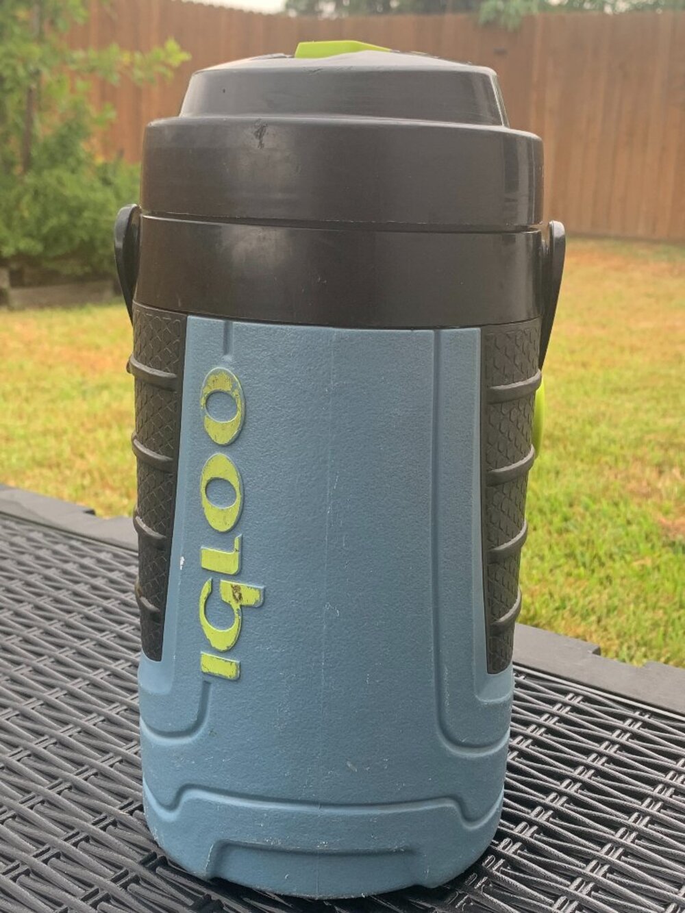 Igloo Proline Half Gallon Water Jug Blue Gray Lime Green Integrated Fence Hooks